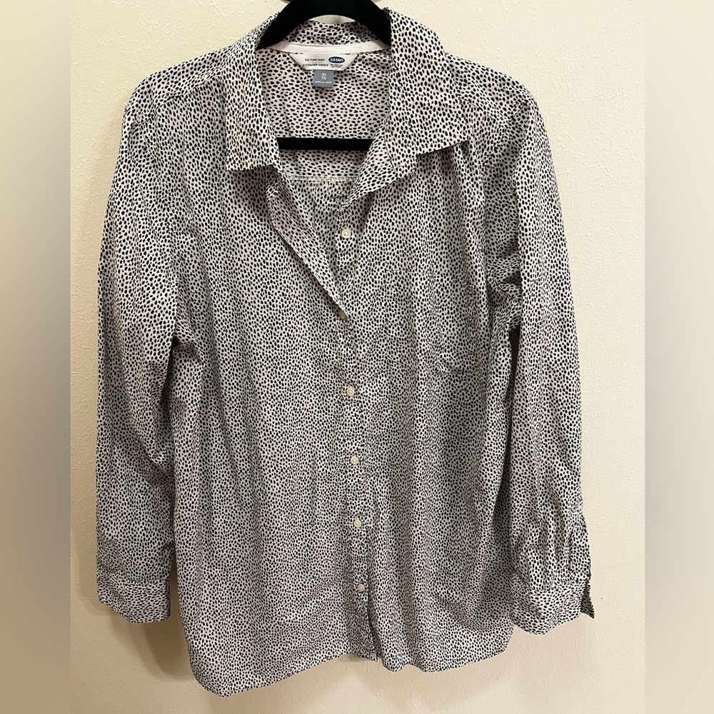 Old Navy Women's Black and White Button Down Shirt